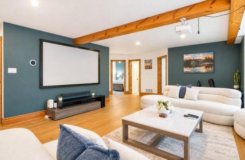 The Blue Mountains Ski Chalet | Luxury 10 Bedroom Chalet with Swim Spa Sauna and Cinema