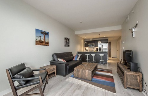 Downtown Apartment | Luxury 1BR Apt with City Views – Walk to Alderney