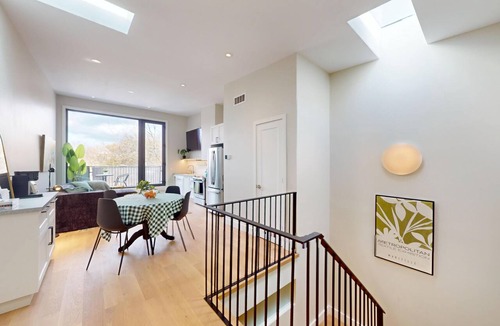 Leslieville House | LUXURY 2025 Townhome [10 Minutes to Downtown + FREE Parking]
