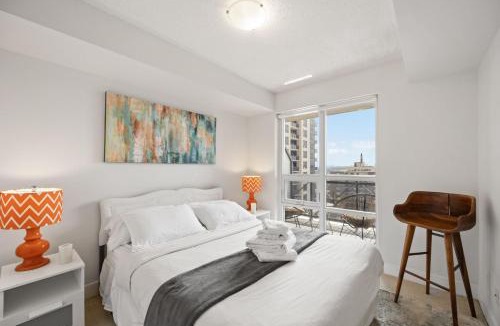 Etobicoke Apartment | Luxury 2BDR Condo w pool, hot tub, sauna & 10m from Airport