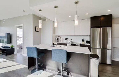 North Central Edmonton Apartment | Luxury 2bed 2Bath, King bed, Dt Views