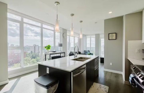 North Central Edmonton Apartment | Luxury 2bed 2Bath, King bed, Dt Views