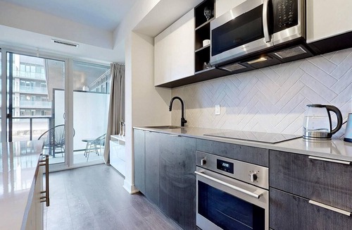 The Queensway Apartment | Luxury 2BR+Den Getaway and Free Parking Near Airport