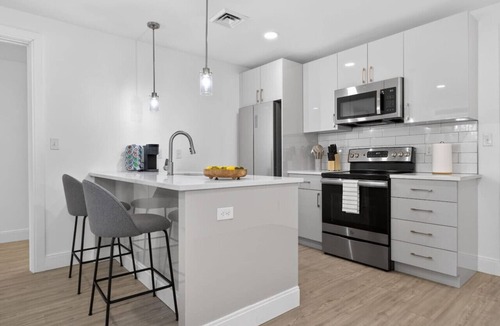 Allston Apartment | Luxury 2BR | Free Parking | Harvard/BU | ROKU TV