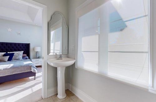 Pickering House | Luxury 3 Bedroom Home with Free Wi-Fi & Parking 20 mins from Downtown