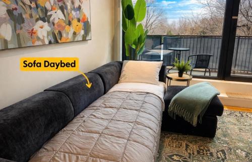 Leslieville House | Luxury 3 Bedroom Townhome 10 Minutes to Downtown FREE Parking