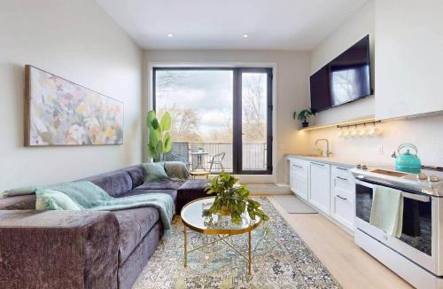 Leslieville House | Luxury 3 Bedroom Townhome 10 Minutes to Downtown FREE Parking