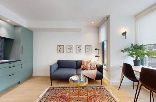 Leslieville House | Luxury 3 Bedroom Townhome 10 Minutes to Downtown FREE Parking