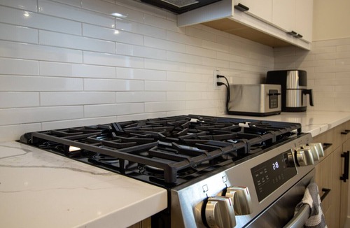 Renfrew House | Luxury 3 Master Suites! Renfrew Home 2 King bd with ensuite Baths & AC