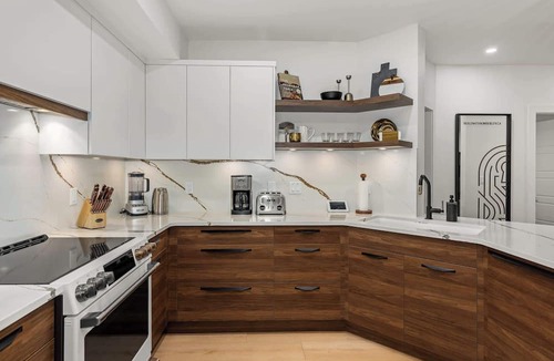 North End Condo | Luxury 3BR Discovery Bay Condo | Pools, Hot Tubs & Downtown Kelowna