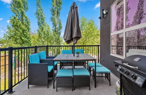 Chestermere House | Luxury 3BR Home Chestermere Retreat with Parking