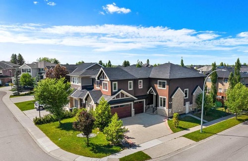Chestermere House | Luxury 3BR Home Chestermere Retreat with Parking