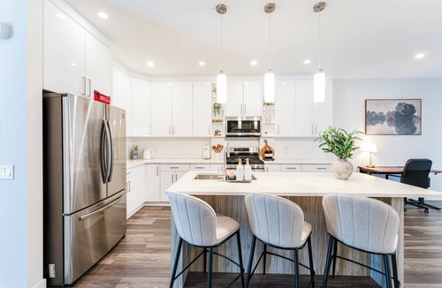 Forest Lawn House | Luxury 3BR Retreat Near Downtown | 5-PC King Ensuite +Private Balcony | Sleeps 6