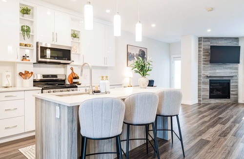 Forest Lawn House | Luxury 3BR Retreat Near Downtown | 5-PC King Ensuite +Private Balcony | Sleeps 6