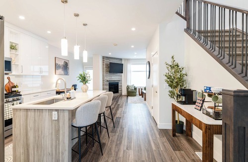 Forest Lawn House | Luxury 3BR Retreat Near Downtown | 5-PC King Ensuite +Private Balcony | Sleeps 6