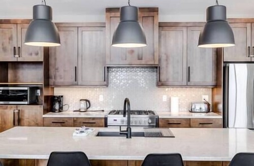 Fernie House | Luxury 4 BDR Home/Hot tub/Amazing Fireplace!