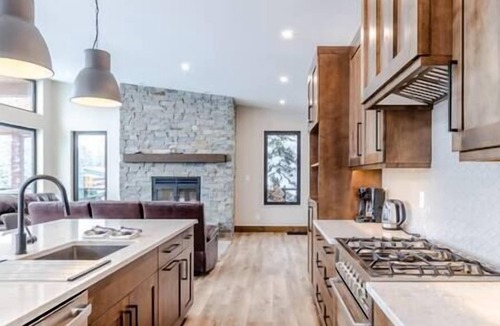 Fernie House | Luxury 4 BDR Home/Hot tub/Amazing Fireplace!