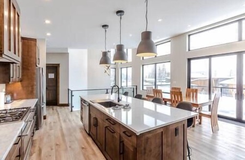 Fernie House | Luxury 4 BDR Home/Hot tub/Amazing Fireplace!