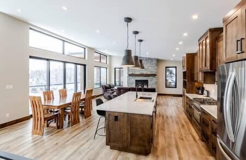 Fernie House | Luxury 4 BDR Home/Hot tub/Amazing Fireplace!