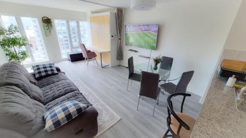 Downtown Toronto Apartment | Luxury 42nd Floor Suite at Pantages, Free Parking, Steps to Eaton Centre & Dundas Sq