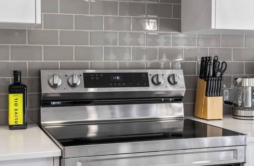 Calgary House | Luxury 4BR | AC | Near YYC | PS4 | Game Room l