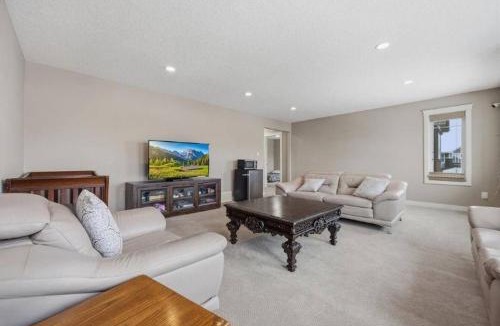 St. Albert House | Luxury 4BR and 3,5 Bath in Beautiful Neighborhood