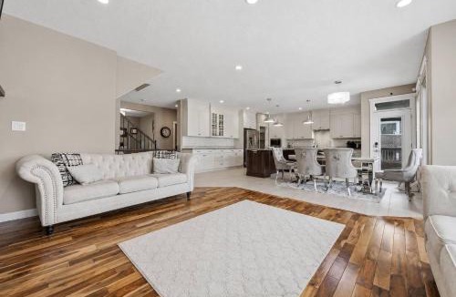 St. Albert House | Luxury 4BR and 3,5 Bath in Beautiful Neighborhood