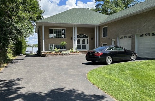 Dunsford Cottage | Luxury 5 Bedrooms Spacious Kawartha lakefront with fire pit, dock, deck, porch