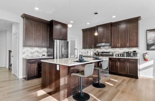 Calgary House | Luxury 5BR Calgary Home | Hot Tub | Pool Table | Sleeps 16