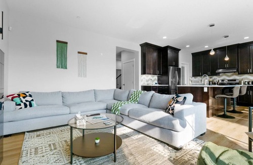Calgary House | Luxury 5BR Calgary Home | Hot Tub | Pool Table | Sleeps 16