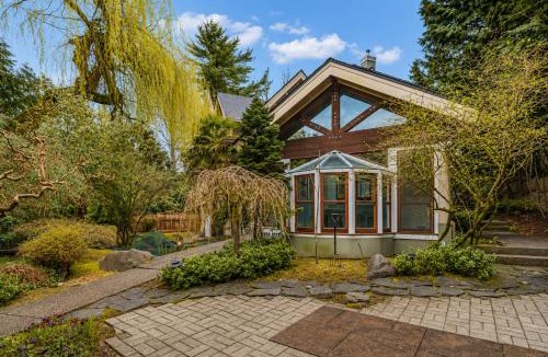 Shaughnessy Villa | Luxury 7BR 8BA West Side Villa with Garden & Pond 5 Min to Downtown