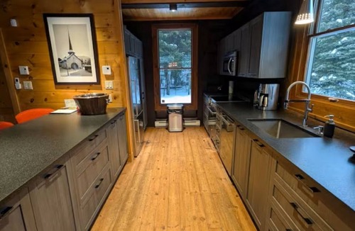Lac Superieur Village Ski Chalet | Luxury Chalet Boréal with 4 bedrooms, spa, A/C, pool, tennis,lake
