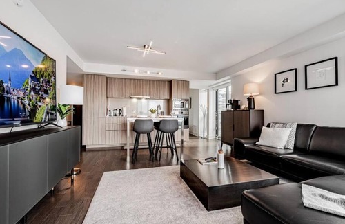 Bay Cloverhill Apartment | Luxury Condo on Bay Street