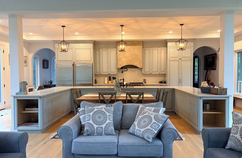 Waterford House | Luxury Countryside Villa Near Lake Erie | Hot Tub | Sleeps 14 | Wineries