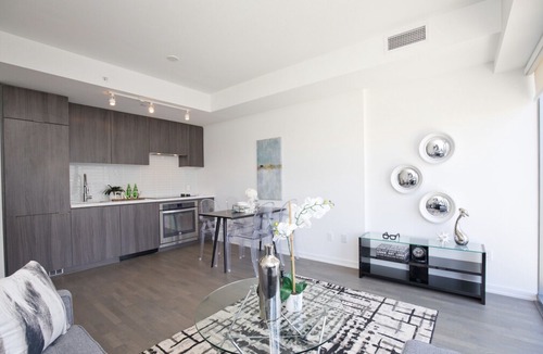 St. Lawrence Apartment | Luxury Cozy Condo in Downtown Toronto | King St.