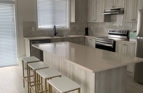 Bowmanville House | Luxury cozy modern house perfect for long stay with pool table