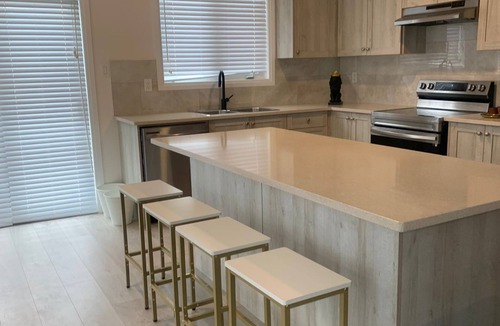 Bowmanville House | Luxury cozy modern house perfect for long stay with pool table