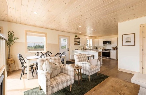 Darnley House | Luxury Darnley Retreat w/Hot Tub near Thunder Cove Beach
