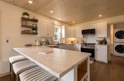 Darnley House | Luxury Darnley Retreat w/Hot Tub near Thunder Cove Beach