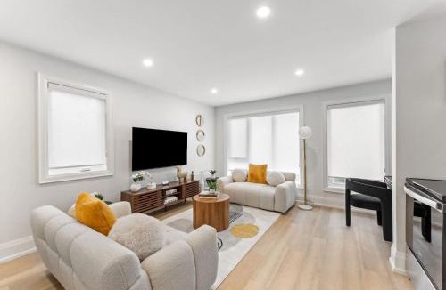 Keelesdale - Eglinton West Apartment | Luxury Deluxe 2 BR - 2 Beds - Stylish - New Build Downtown