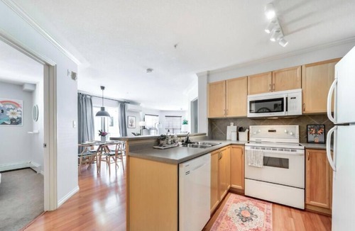 Downtown Edmonton Condo | Luxury Duo Suites - King Bed - AC - Patio - UGPark