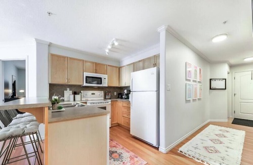 Downtown Edmonton Condo | Luxury Duo Suites - King Bed - AC - Patio - UGPark