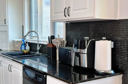 Colborne House | Luxury Estate near Presquille Park & PEC | 4000+ SqFt | Jacuzzi | Near PEC |