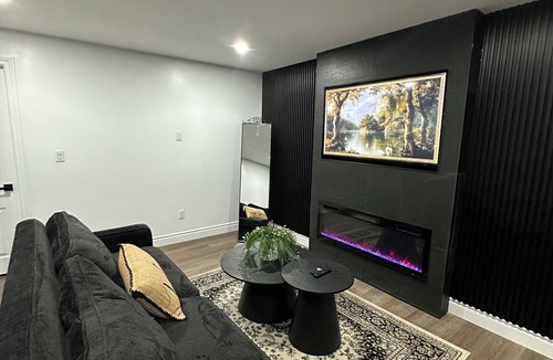 Windsor House | Luxury Home 10mins drive to Windsor/Detroit border, sleeps 11 guest