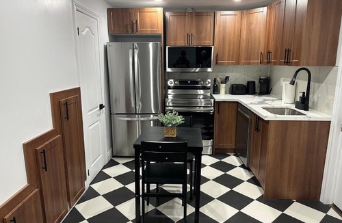 Windsor House | Luxury Home close to Windsor Airport and Detroit border, sleeps 11 guest