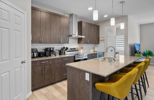 Calgary Villa | Luxury Home Mins to Airport | King Bed | 3BR