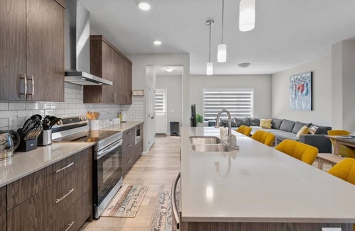 Calgary Villa | Luxury Home Mins to Airport | King Bed | 3BR