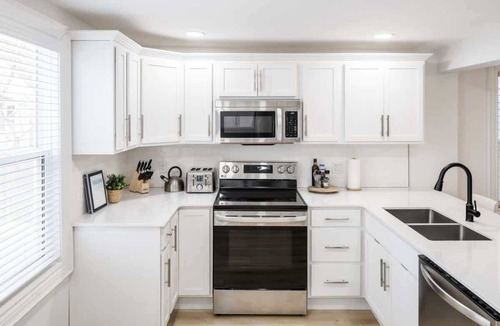 Queens Square House | Luxury King Bed Downtown Charlottetown House