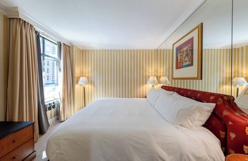 Central Hotel | Luxury King Suite at Le Soleil Vancouver Sleeps 4