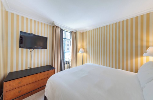 Central Hotel | Luxury King Suite at Le Soleil Vancouver Sleeps 4